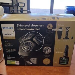 Philips Norelco Shaver 8000 - Black and Gold